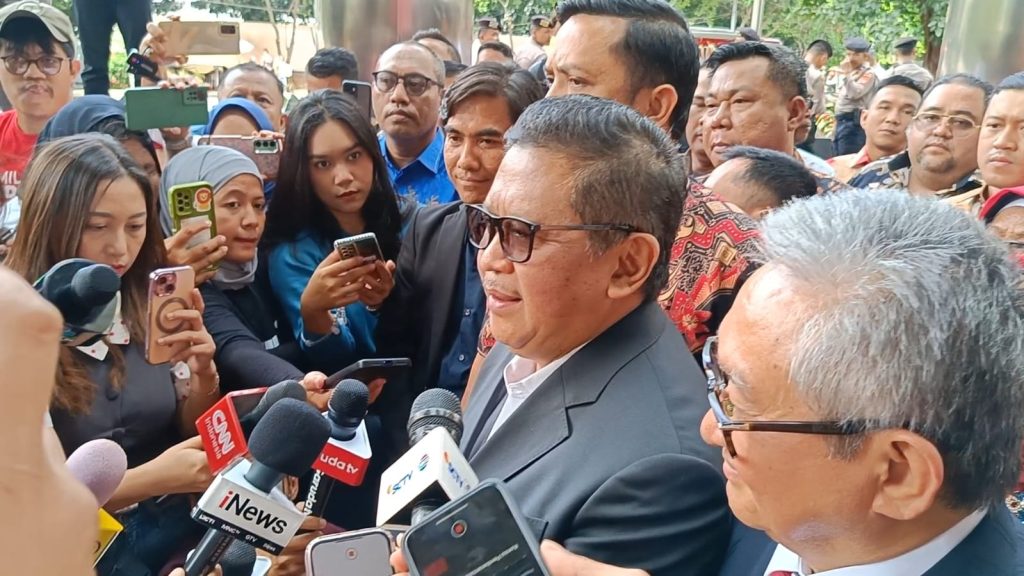 Sekjen PDIP Perjuangan, Hasto Kristiyanto saat diwawancarai di gedung KPK, Jakarta Selatan, Senin (13/1/2025). (Ilham F/Suaranusantara).