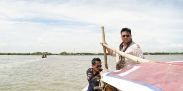 Anggota Ombudsman RI, Yeka Hendra Fatika saat sidak di lokasi pemagaran laut, Banten (Dok Istimewa)