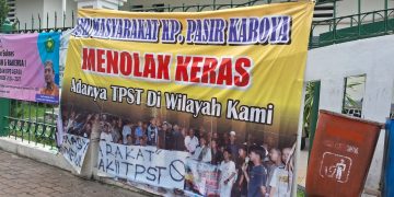 Spanduk penolakan rencana pembangunan TPST Regional di Cileles, Lebak.(Def/SuaraNusantara