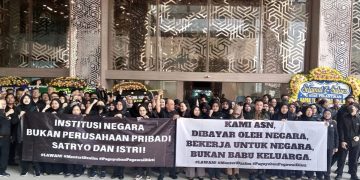 Foto ASN Pegang Spanduk Berisi Kecam Mendiktisaintek, Satryo Soemantri Brodjonegoro (Dok Istimewa).