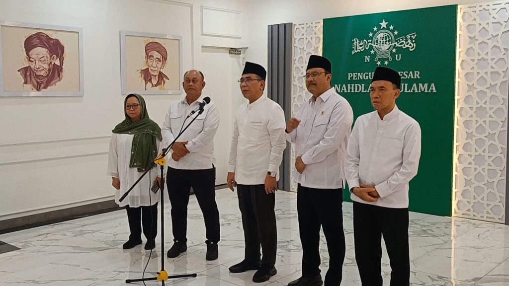 Ketua Umum PBNU, Gus Yahya bersama Kepala BGN, Dadan Hindayana saat konferensi pers di kantor PBNU, Jakarta Pusat, Senin (20/1/2025). (Ilham F/Suaranusantara).