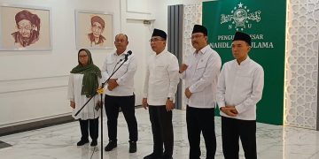 Ketua Umum PBNU, Gus Yahya bersama Kepala BGN, Dadan Hindayana saat konferensi pers di kantor PBNU, Jakarta Pusat, Senin (20/1/2025). (Ilham F/Suaranusantara).