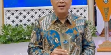 Direktur Pelayanan PAM Jaya, Syahrul Hasan saat terima Padmamitra Award 2024 (Dok Istimewa)
