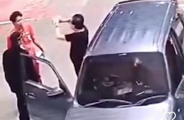 Aksi koboi penodong pistol ke petugas SPBU Rest Area Cibubur, Jakarta Timur yang terjadi pada Kamis 23 Januari 2025 terekam kamera CCTV (instagram @ahmad_ponirin)