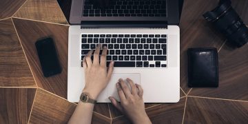 3 Laptop Terbaik untuk Produser Musik: Dell XPS 17, Acer Swift Go 14, dan Microsoft Surface Pro 9