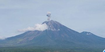 Gunung Semeru Erupsi Setinggi 900 Meter di Atas Puncak Rabu Pagi