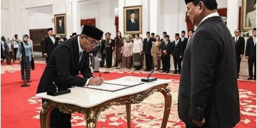 Prof Brian Yuliarto saat menandatangani berita acara pelantikan, resmi dilantik menjadi Mendiktisaintek, dilantik pada Rabu sore 19 Februari 2025 di Istana Negara oleh Presiden RI Prabowo Subianto (instagram @brian_yuliarto)