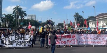 Aliansi mahasiswa Front Pengadilan Rakyat gelar aksi demo di depan Gedung ESDM hari ini Kamis 6 Februari 2025 (dok suaranusantara.com)