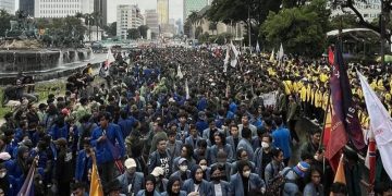 RUU Minerba diprotes mahasiswa dalam aksi Indonesia Gelap yang digelar hari ini Senin 17 Februari 2025 (instagram @lokalconnect)