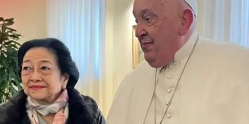 Megawati Soekarnoputri dan Paus Fransiskus bertemu di Casa. Tampak Megawati dan Sri Paus saling menggenggam tangan (instagram @pdiperjuangan)