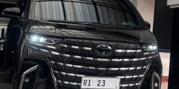 Tampilan mobil milik Menham Natalius Pigai, Toyota Alphard warna hitam (instagram @natalius_pigai)