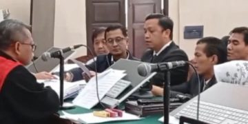Momen kuasa hukum Hasto Kristiyanto tengah protes terkait permintaan pengajuan perbaikan KPK di hadapan hakim Djumyanto dalam sidang praperadilan yang digelar hari ini Selasa 11 Februari 2025 (instagram @ronnytalapessy)