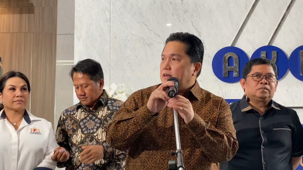 Menteri BUMN, Erick Thohir saat konferensi pers di kantor Kementerian BUMN, Jakarta Pusat, Senin (10/2/2025). (Ilham F/Suaranusantara).