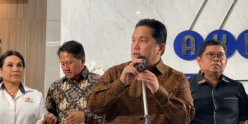 Menteri BUMN, Erick Thohir saat konferensi pers di kantor Kementerian BUMN, Jakarta Pusat, Senin (10/2/2025). (Ilham F/Suaranusantara).