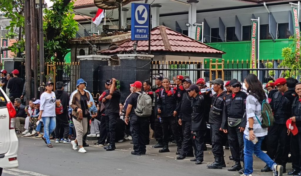 Simpatisan-Satgas Cakra Buana Mulai berkumpul di PN Jaksel, Kamis (13/02/2025). (Ilham F/Suaranusantara).