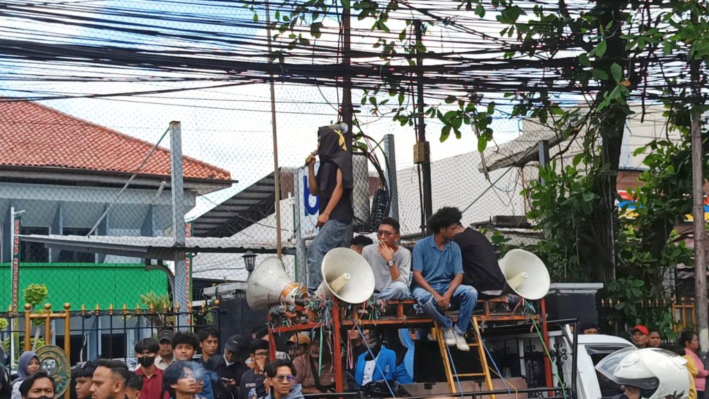 Aliansi Mahasiswa demo di depan PN Jakarta Selatan, Kamis (13/2/2025). Tuntut Hasto Kristiyanto ditangkap (Ilham F/Suaranusantara). (Ilham F/Suaranusantara).