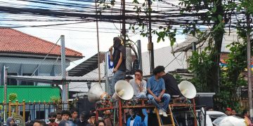 Aliansi Mahasiswa demo di depan PN Jakarta Selatan, Kamis (13/2/2025). Tuntut Hasto Kristiyanto ditangkap (Ilham F/Suaranusantara). (Ilham F/Suaranusantara).