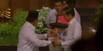 Prabowo Subianto serahkan pedang keris ke Jokowi