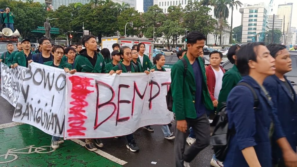 Massa aksi demo bertajuk 'Indonesia Gelap' mulai berkumpul di kawasan Patung Kuda, Jakarta Pusat, Senin (17/02/2025). (Ilham F/Suaranusantara).