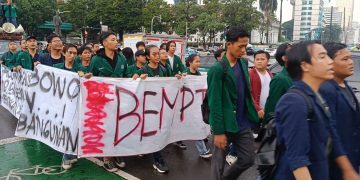 Massa aksi demo bertajuk 'Indonesia Gelap' mulai berkumpul di kawasan Patung Kuda, Jakarta Pusat, Senin (17/02/2025). (Ilham F/Suaranusantara).