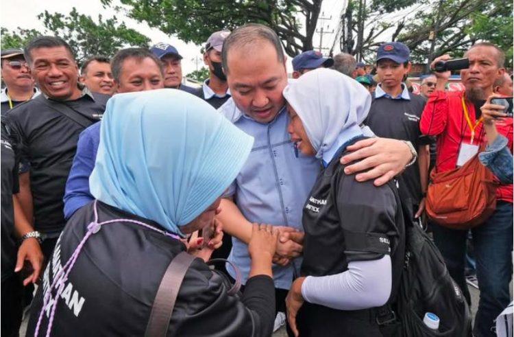 Direktur Utama PT Sritex, Iwan Kurniawan Lukminto dan para karyawannya (Dok Istimewa).