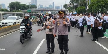 Polri saat amankan aksi Aliansi Honorer di DPR RI (Dok akun X @TMCPoldaMetro).