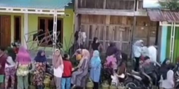 Antrean masyarakat guna membeli gas 3 kg di pangkalan resmi (instagram @newsmerahputih)