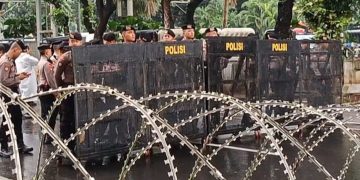 Personel kepolisian saat mengamankan aksi demo mahasiswa Indonesia Gelap di kawasan Patung Kuda, Jakarta Pusat, Senin (17/2/2025). (Ilham F/Suaranusantara)