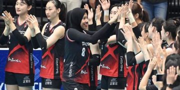 Pebola voli Red Sparks Megawati Hangestri (tengah) melakukan tos dengan rekannya saat akan melawan Indonesia All Star dalam laga eksebisi di Indonesia Arena, Senayan, Jakarta, Sabtu (20/4/2024). ANTARA FOTO/M Risyal Hidayat