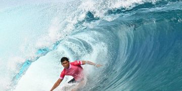 Atlet selancar ombak Rio Waida tampil pada Heat 8 cabang olahraga selancar ombak putra babak pertama Olimpiade Paris 2024 di Teahupo'o, Kepulauan Polinesia, Tahiti, Sabtu (27/7/2024). ANTARA/AFP/Jerome Brouillet/aa.