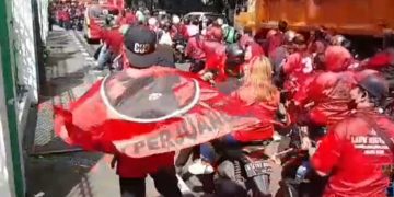 ratusan massa simpatisan Hasto Kristiyanto gelar demo di depan gedung KPK hari ini Kamis 20 Februari 2025