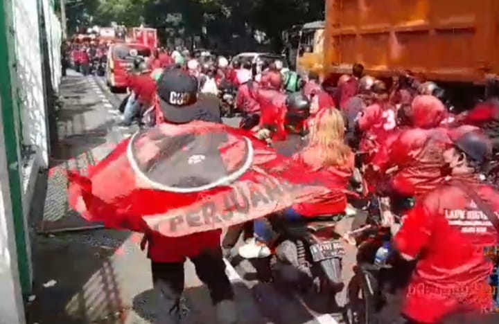 ratusan massa simpatisan Hasto Kristiyanto gelar demo di depan gedung KPK hari ini Kamis 20 Februari 2025