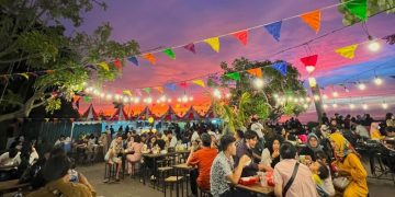 Pengunjung bersantap di satu resto yang tersedia di kawasan Ancol.