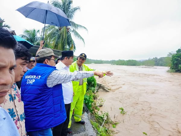 Bupati Nias Barat, Eliyunus Waruwu saat kunjungi Jembatan Oyo di Desa Tuwuna yang putus akibat banjir (Dok Istimewa).
