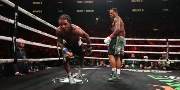 Pertarungan tinju Juara kelas ringan World Boxing Association (WBA) Gervonta Davis (kiri) juara kelas bulu super WBA Lamont Roach Jr di Barclays Center, New York, Minggu (2/3/2025) WIB. (