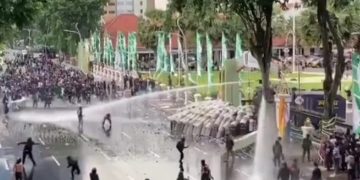 Aksi demo tolak UU TNI di Surabaya di depan Gedung Grahadi (instagram @infojatim.co)