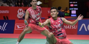 Pebulu tangkis ganda putra Indonesia Muhammad Shohibul Fikri (kanan) dan Daniel Marthin (kiri) berusaha mengembalikan kok ke arah ganda putra Korea Selatan Kang Min Hyuk dan Kim Won Ho pada babak 16 besar Daihatsu Indonesia Masters 2025 di Istora Senayan, Jakarta, Kamis (23/1/2025). Fikri/Marthin gagal melaju ke perempat final usai kalah dengan skor 19-21, 19-21. ANTARA FOTO/Fauzan