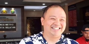 Food vlogger Codeblu mendatangi Polres Metro Jakarta Selatan untuk memberikan keterangan kepada pihak kepolisian, Jakarta, Rabu (12/3/2025).