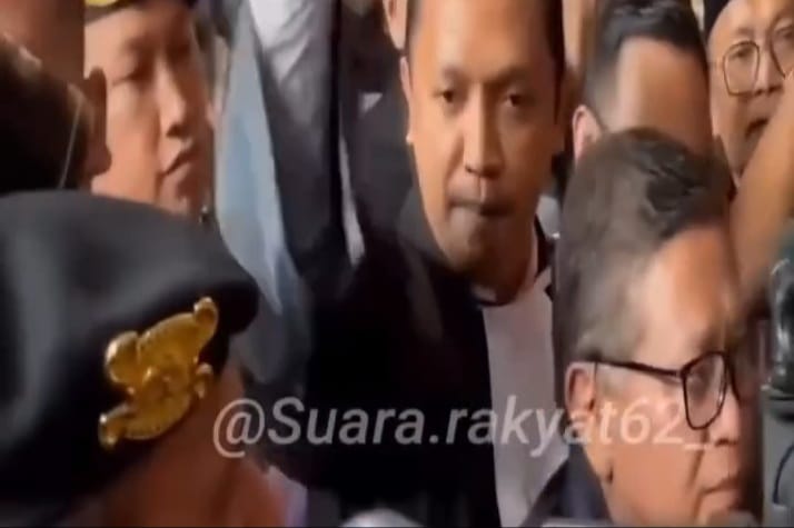 Momen saat Ronny Talapessy kuasa hukum Hasto Kristiyanto emosi usai usai sidang perdana Jumat 14 Maret 2025 (instagram @ronnytalapessy)