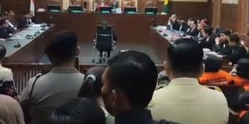 Terlihat pendukung Hasto Kristiyanto duduk di sebelah kanan kenakan rompi oranye #Hastotahananpolitik (Instagram @genbanteng)