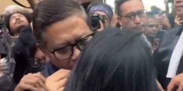 Sekjen PDI Perjuangan Hasto Kristiyanto usai sidang pembacaan dakwaan peluk sang istri Maria Stefani Ekowati (instagram @Ronnytalapessy)