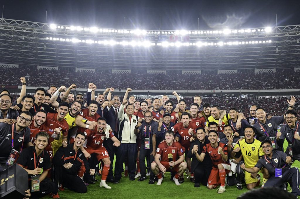 Presiden Prabowo foto bersama dengan Timnas Indonesia usai kalahkan Bahrain (Dok Setkab)