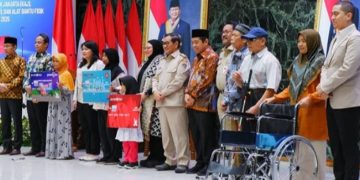 Gubernur DKI Jakarta Pramono Anung bersam Wakil Gubernur DKI Jakarta Rano Karno serta kepala Dinsos DKI Jakarta secara simbolis memberikan bansos KLJ, KAJ dan KPDJ (instagram @dinsosdkijakarta)