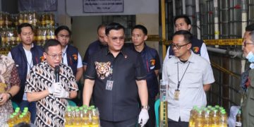 Dirreskrimsus Polda Metro Jaya, Kombes Pol Ade Safri Simanjuntak saat konferensi pers kecurangan Minyakita Kamis (20/3/2024). (Ilham F/Suaranusantara)