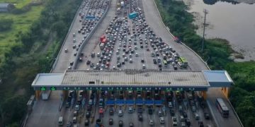 Ilustrasi mudik Lebaran 2025 menggunakan mobil pribadi terjadi penumpukan kendaraan di gerbang toll (instagram @jktinfo)