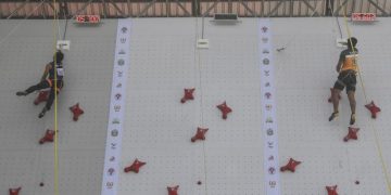 Atlet panjat tebing putra DKI Jakarta Farhan Ihza Pahlevi (kanan) beradu cepat dengan atlet panjat tebing putra Bali Wisnu Wahyu Golden (kiri) saat kualifikasi speed relay putra pada PON XXI Aceh-Sumut 2024 di venue Panjat Tebing, kompleks Stadion Harapan Bangsa, Banda Aceh, Aceh, Sabtu (7/9/2024). ANTARA FOTO/Adeng Bustomi