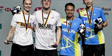 Ganda campuran Indonesia Rehan Naufal Kusharjanto (kedua kanan)/Gloria Emanuelle Widjaja (kanan), Robin Tabeling (kedua kiri)/Alexandra Boje (kiri) naik podium usai turnamen Super 300 German Open 2025 di Westernergie Sporthalle, Mulheim An Der Ruhr, Jerman, Minggu (2/3/2025). Rehan/Gloria menjadi runner-up usai kalah di final dari Tabeling/Boje dengan skor 17-21, 12-21.