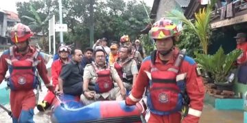 Wagub DKI Jakarta, Rano Karno saat meninjau banjir di kawasan Jakarta Selatan, pada Selasa (4/3/2025). (Ilham F/Suaranusantara).