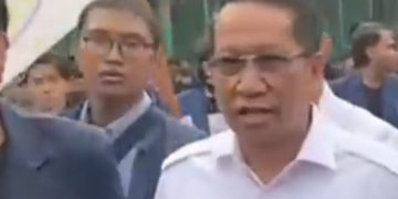 Momen mobil Supratman Andi Atgas Menkum dihadang mahasiswa yang demo saat tiba di Gerbang Pancasila Kompleks Senayan DPR dihadang mahasiswa terkait revisi UU TNI (instagram @lampuwell)