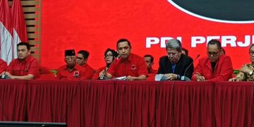 Tim Hukum Hasto Kristiyanto, Ronny Talapessy saat konferensi pers di DPP PDI Perjuangan, Jakarta Pusat, Rabu (12/3/2025). (Ilham F/Suaranusantara).